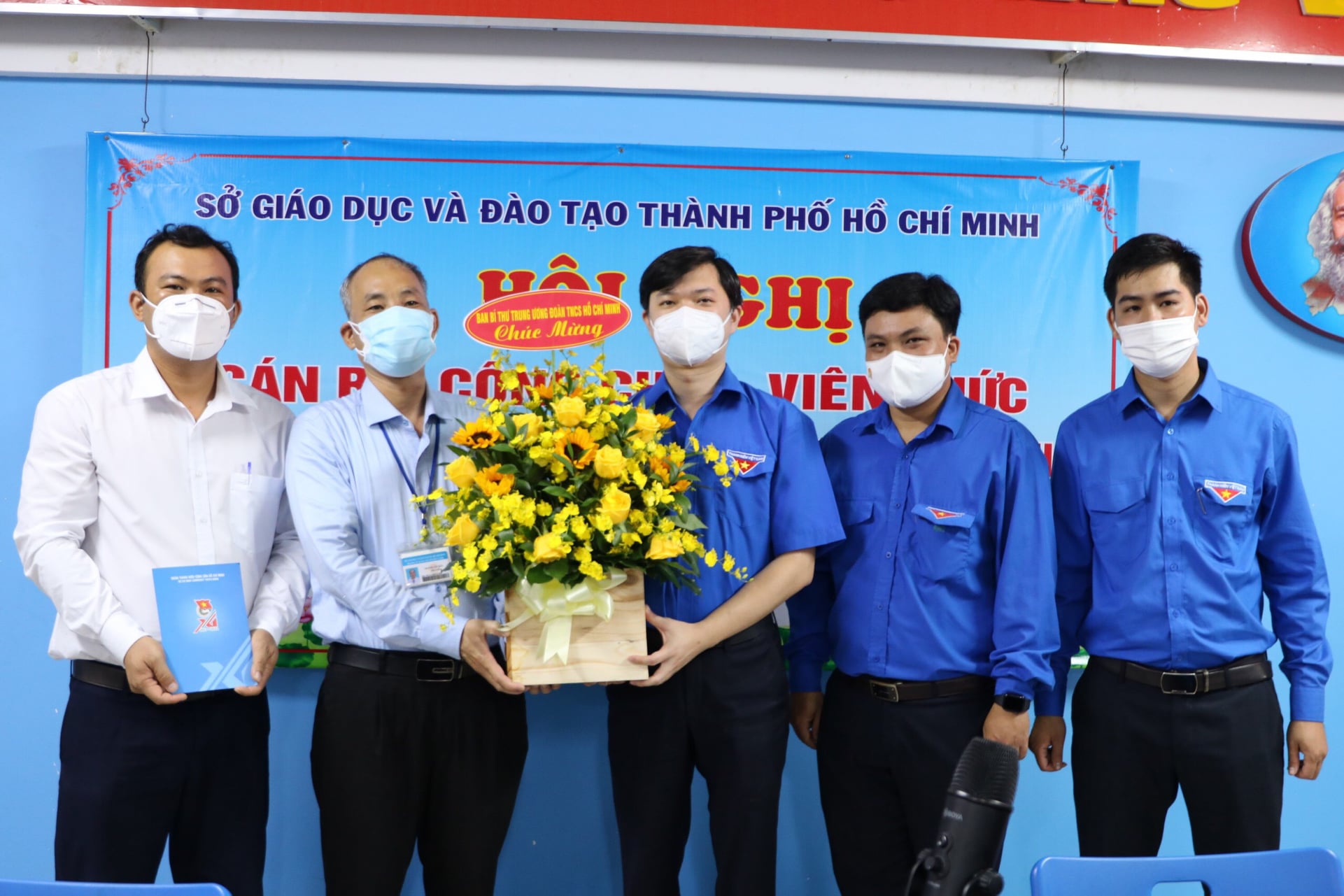 Đồng chí Nguyễn Minh Triết - Bí thư Trung ương Đoàn thăm và tặng hoa chúc mừng Ngày nhà giáo Việt Nam  