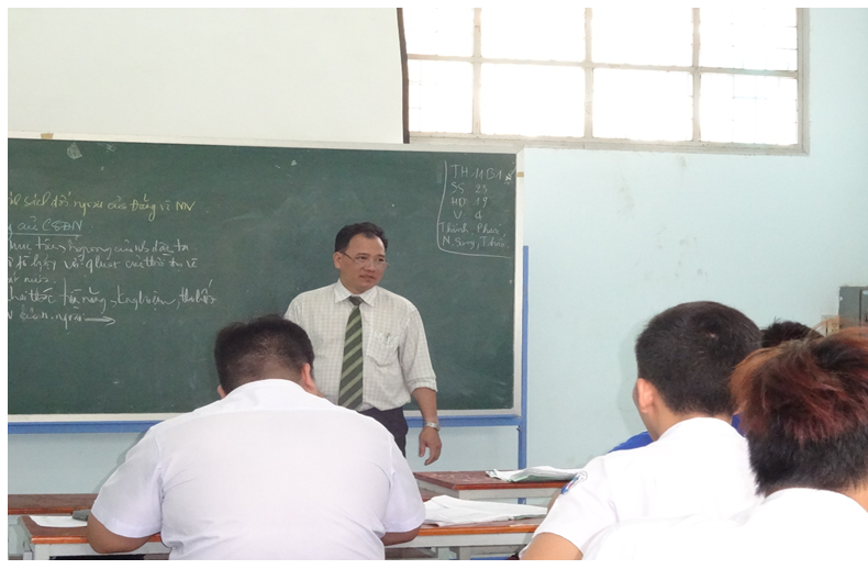 Thầy: Nguyễn Đình Tú thực hiện giờ giảng trên lớp.
