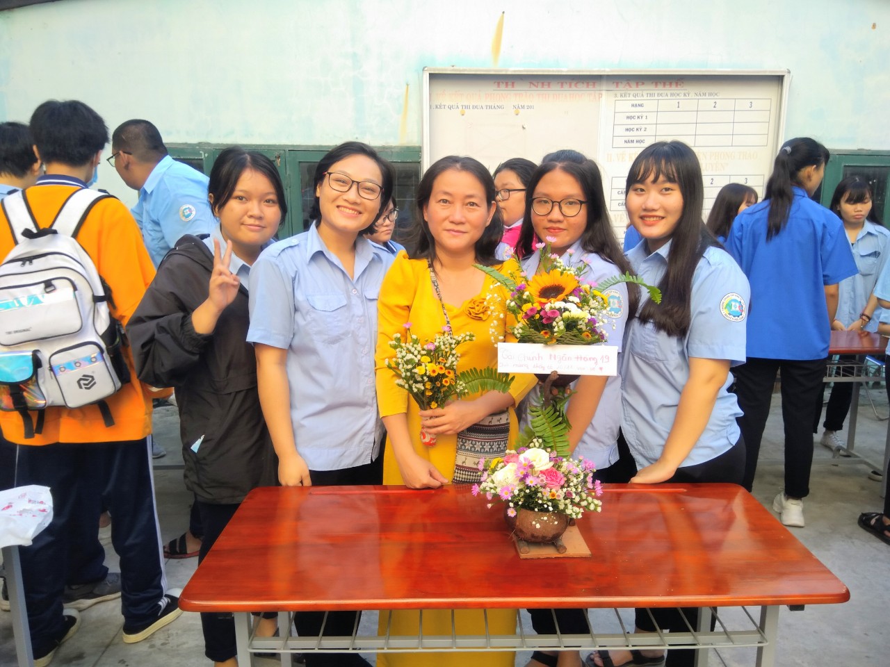 Cô: Ngô Tuyết Quỳnh, Giáo viên môn Pháp Luật tham gia hoạt động thi cắm hoa cùng học sinh.