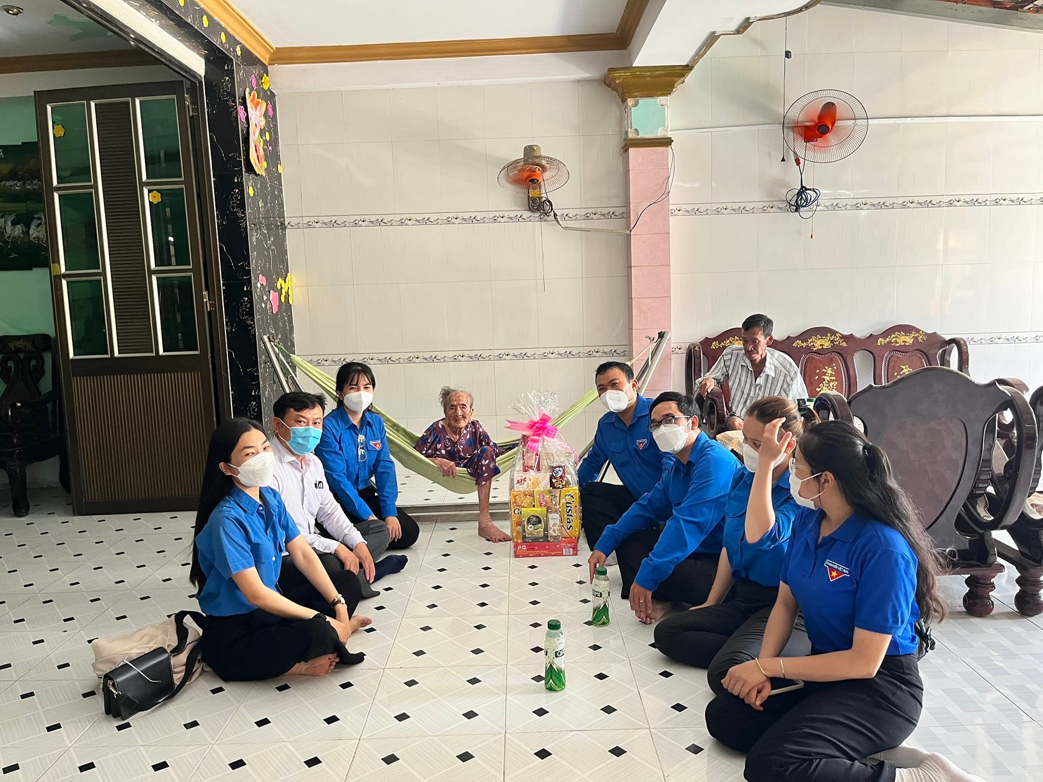 Tổ chức thăm và tặng quà Mẹ Việt Nam Anh Hùng, gia đình chính sách, trao học bổng cho thiếu nhi khó khăn tiếp tục học tập học tập.