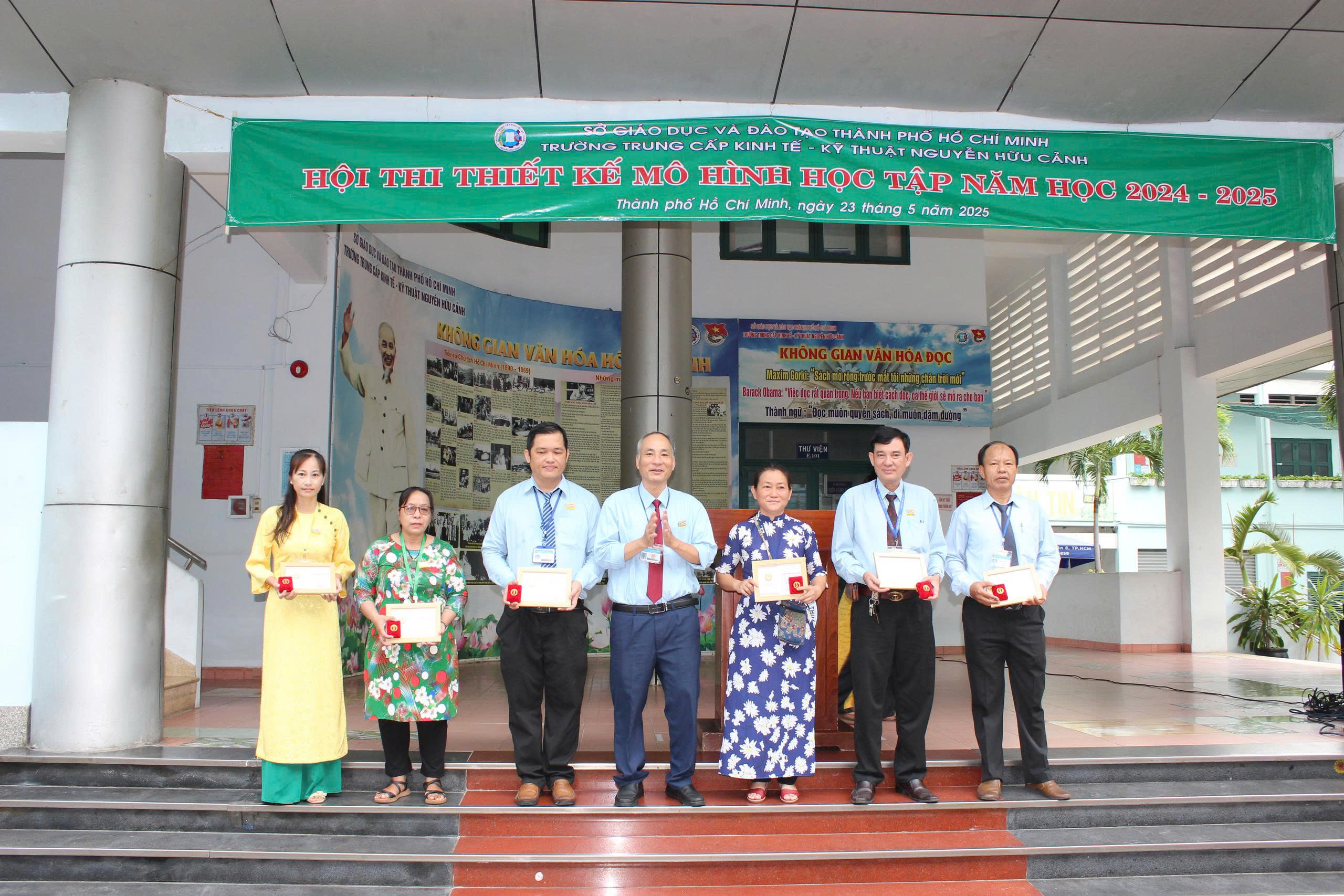 Thầy Giang, Cô Quỳnh nhận kỷ niệm chương Vì sự  nghiệp giáo dục
