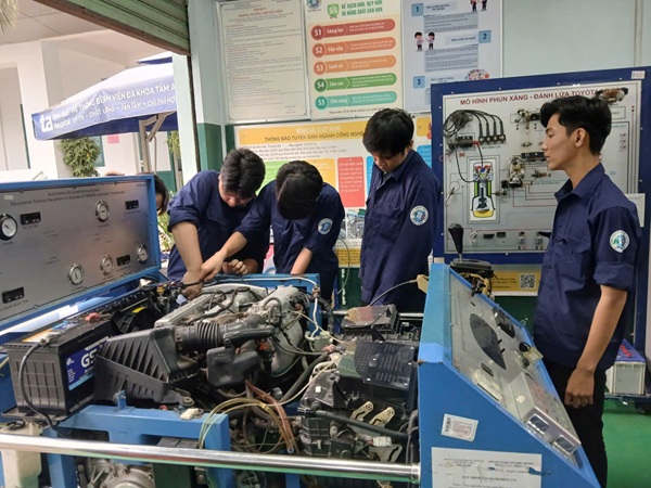 TỔ CHỨC CHO HỌC SINH THỰC HÀNH TRỰC TIẾP TRÊN THIẾT BỊ THỰC TẾ TRONG ĐÀO TẠO NGÀNH CÔNG NGHỆ Ô TÔ, CƠ KHÍ ĐỘNG LỰC BẬC TRUNG CẤP TẠI KHOA CƠ KHÍ, TRƯỜNG TRUNG CẤP KINH TẾ - KỸ THUẬT NGUYỄN HỮU CẢNH. 